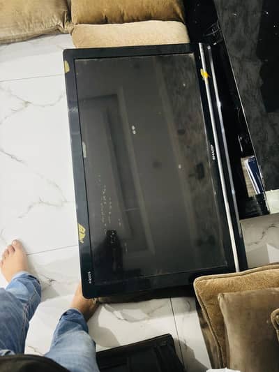 Sharp television  4 years used and not in working condition