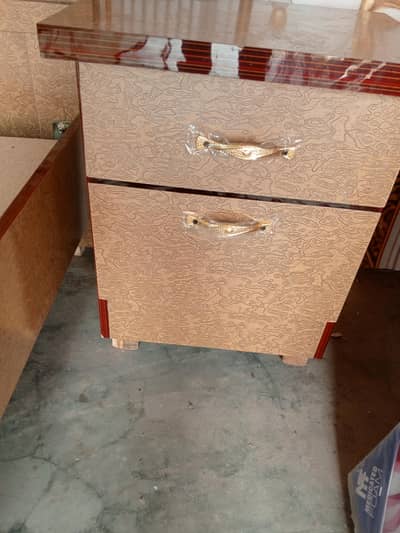 bad aur sath side table hai 2