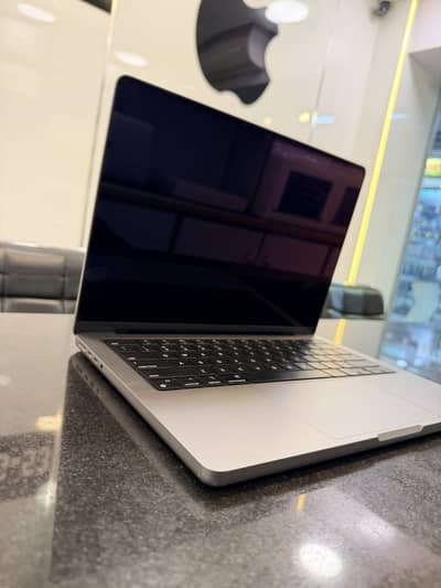 MACBOOK PRO 2024 M3 14INCH MINT CONDITION 10/10 QUANTITY AVAILABLE