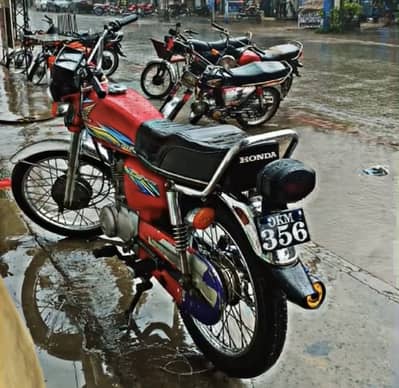 Honda 125 condition 10 by 9 Achi condition h name bi ho jaye gi bike.