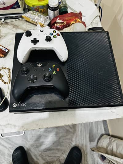 Xbox One 500 Gb | Two controllers