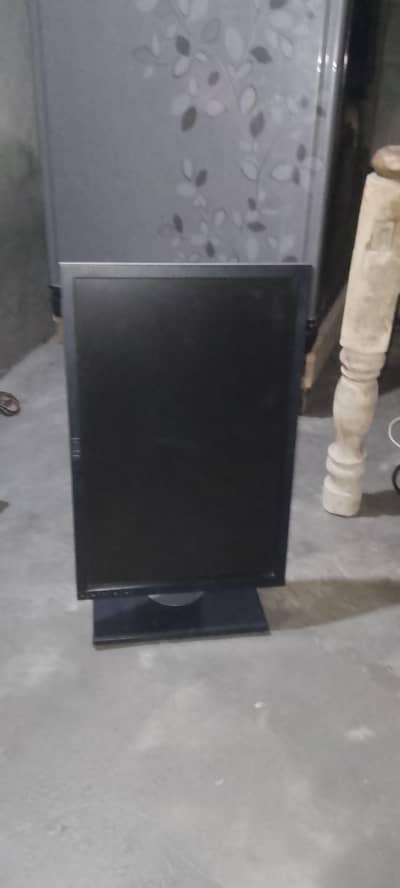 LCD 19 inc 90 degree rotate