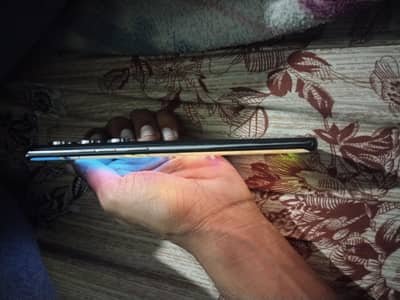 all ok ha 256 gb bss thori si back creak ha pic ms dekh sakty h