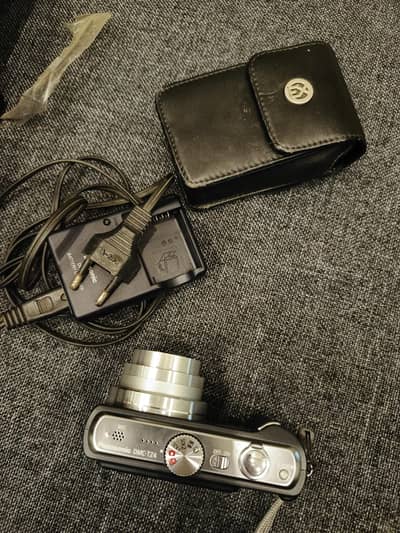 Panasonic Lumix DMC TZ4  8.1 MP Digital camera- black/noir.