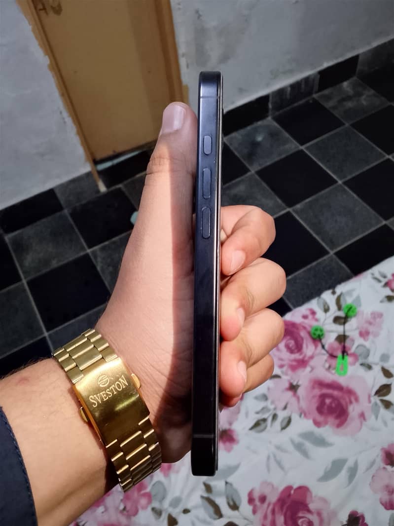 Iphone 16 pro 4