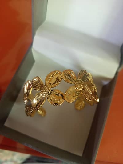 Elegant Gold Floral Bracelet – Trendy & Stylish 