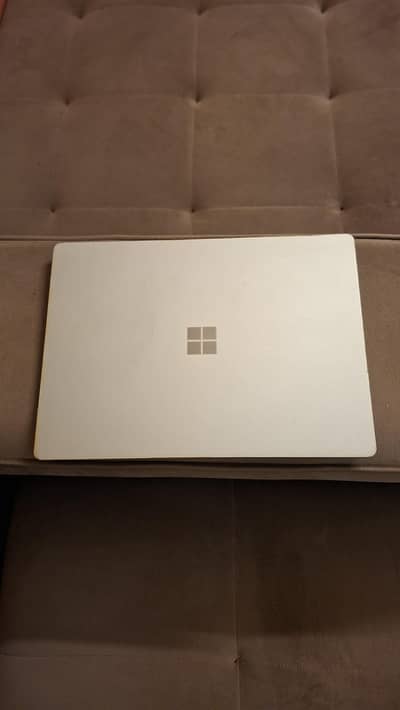 Surface Laptop i5 7th Gen – 8GB RAM – 256GB SSD – Touch