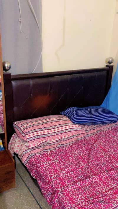 King Size Bed Mint condition without matress Solid iron