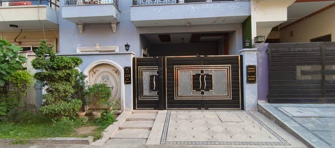 FURNISHED Houses/portion/Room available in prime location of LAHORE.