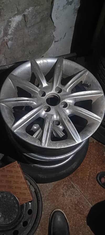2 rims available ager Kise ka pass h to vo hmy be day saqta ha