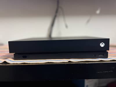 XBOX ONE X | 1 TB | 9/10 CONDITION