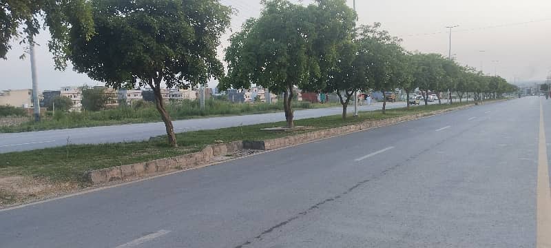 8 MARLA MAIN DOUBLE ROAD PLOT 13