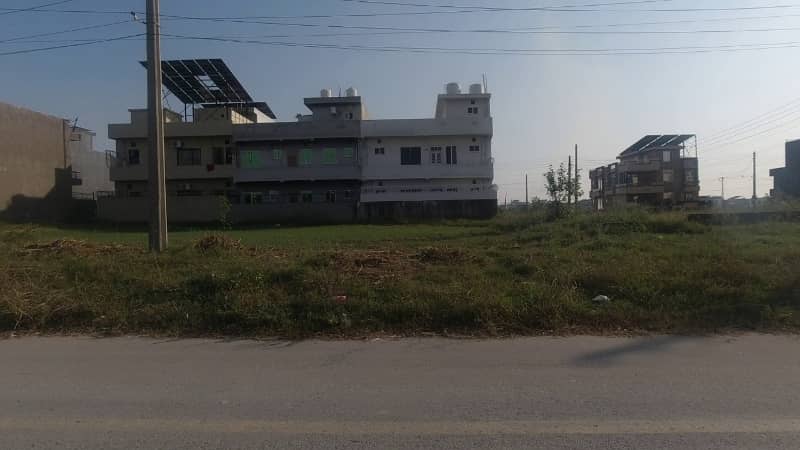 8 MARLA MAIN DOUBLE ROAD PLOT 1