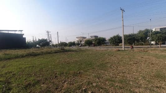 8 MARLA MAIN DOUBLE ROAD PLOT