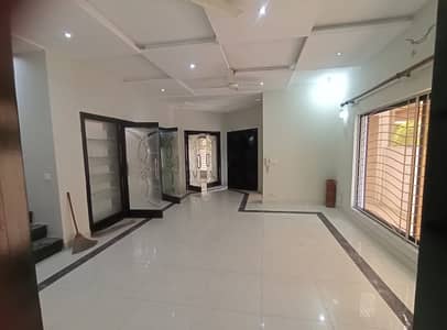 10 Marla Beautiful House For Rent in Parkview City Lahore
