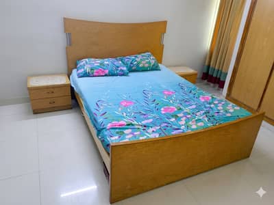 Modern Light Oak Finished Queen Bedroom Set