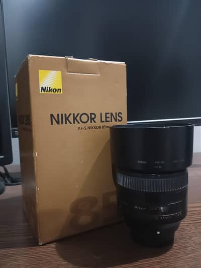 Nikon 85mm f/1.8G Lens – Excellent Condition