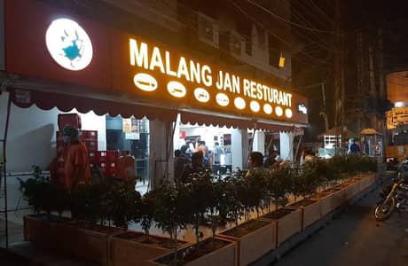 Malang Jan Resturant Mai waiter Ki zaort hai