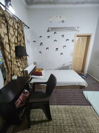 Furnish room available in G11/2 for Girls only