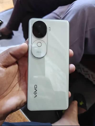 vivo v40e 5g with complete box condition 10/10.