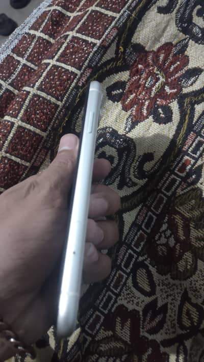 iphone 11 Factory unlocked 128 gb 10/9 condition white color
