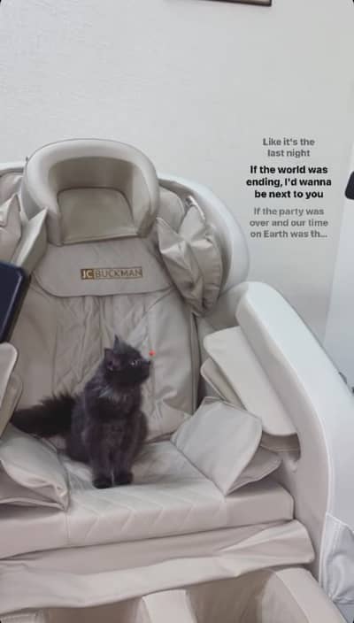 JC Buckman RefreshUs Massage Chair