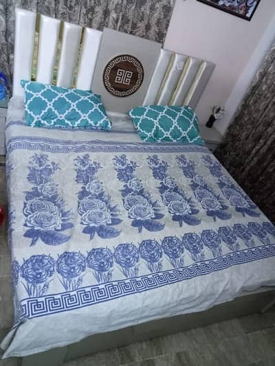 Bed set in good condition.