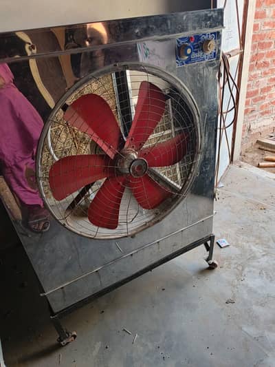 فل سائز ایئر کولر ساتھ میں سٹینڈ بھی ہے