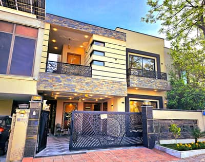 Designer 10 Marla House With Spacious Street View