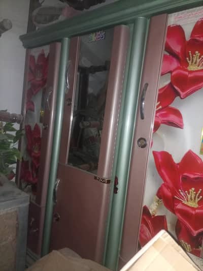 3 door almari Hy oder py bnwaee thi used nhi ki 2 month used only