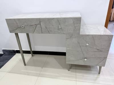 Dressing table / Draws