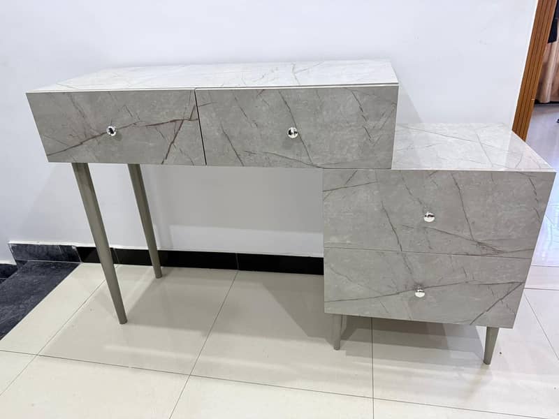 Dressing table / Draws 0