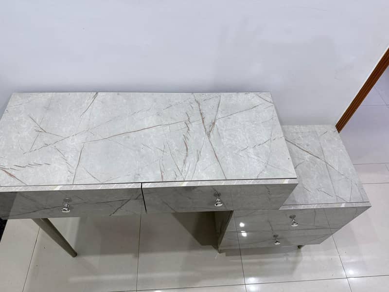 Dressing table / Draws 2