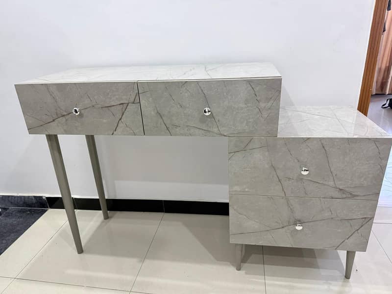 Dressing table / Draws 3