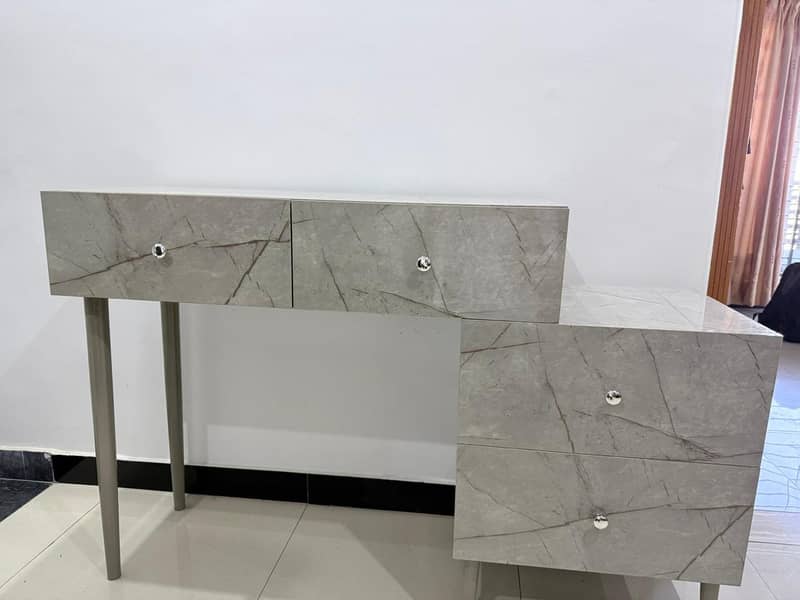 Dressing table / Draws 4