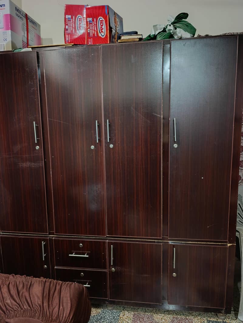 یہ الماری اچھی حالت میں ھے جس نے لینی رابطہ کر لے بلکل نیو حالت ھے ارو 1