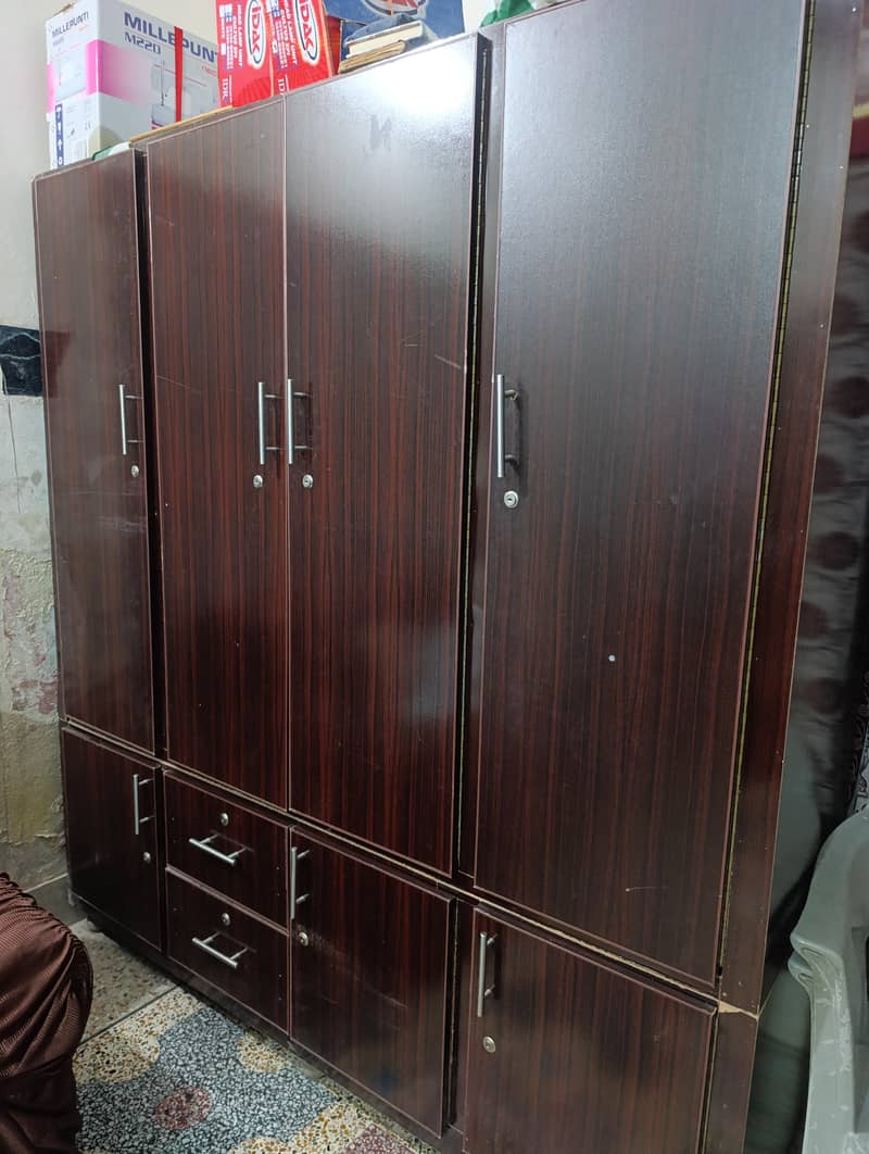 یہ الماری اچھی حالت میں ھے جس نے لینی رابطہ کر لے بلکل نیو حالت ھے ارو 2