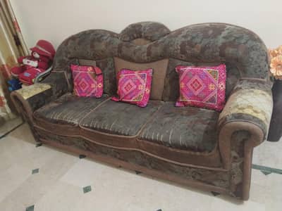 5 seater Sofa ( look New)
