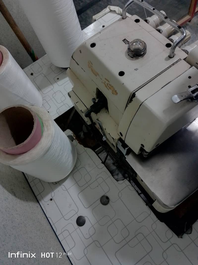 overlock machine good condition 1