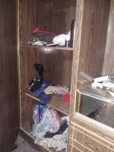 Wood cupboard for sale in good condition. Lasani sheet.