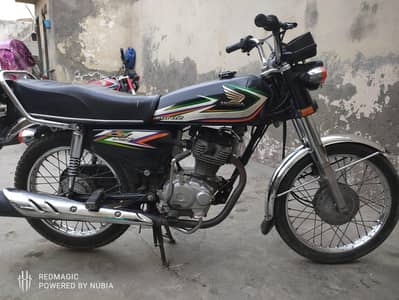 Honda 125 bike all ok totally original  bike one  hand use black color