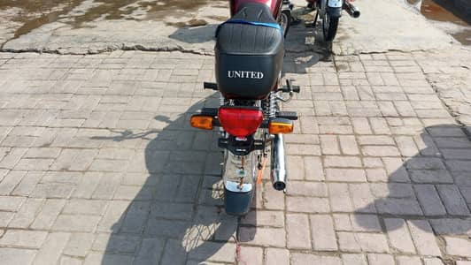 acchi aur ek hath per Chali hai