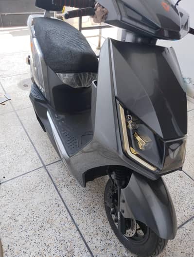 Yadea T5 Electric Scotty