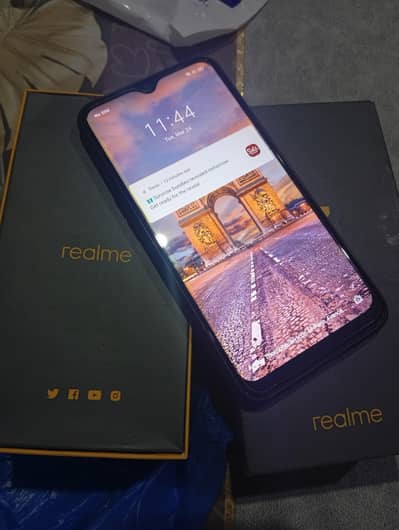 Realme 3 (4/64) mobile with Box