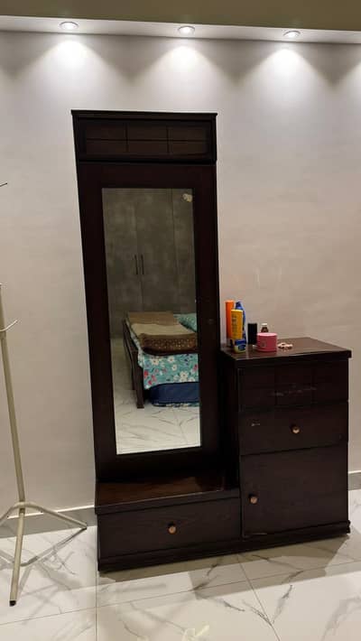 Stylish bed set with dressing & side tables