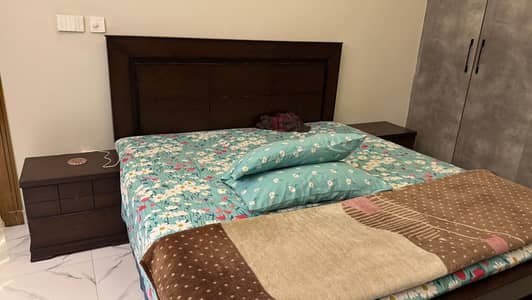 Stylish bed set with dressing & side tables