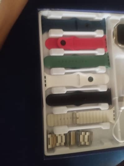 sirf box open hai Baki sab new ha 7 straps Ka sath hai