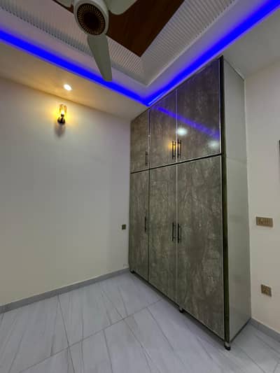 6 MARLA UPPER PORTION LIKE NEW