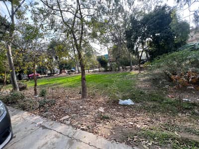 10 marla plot for sale in lda avenue 1 block M facing park