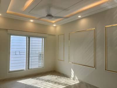 FLAT FOR RENT OUT CLOSE LOCATION BUKHARI COMMERCIAL